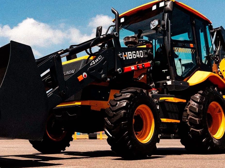 Retroescavadeira Hyundai HB640 com tração nas quatro rodas e concha frontal