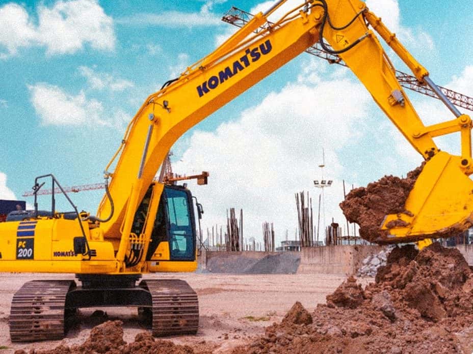 Escavadeira hidráulica Komatsu carregando material em frente de serviço