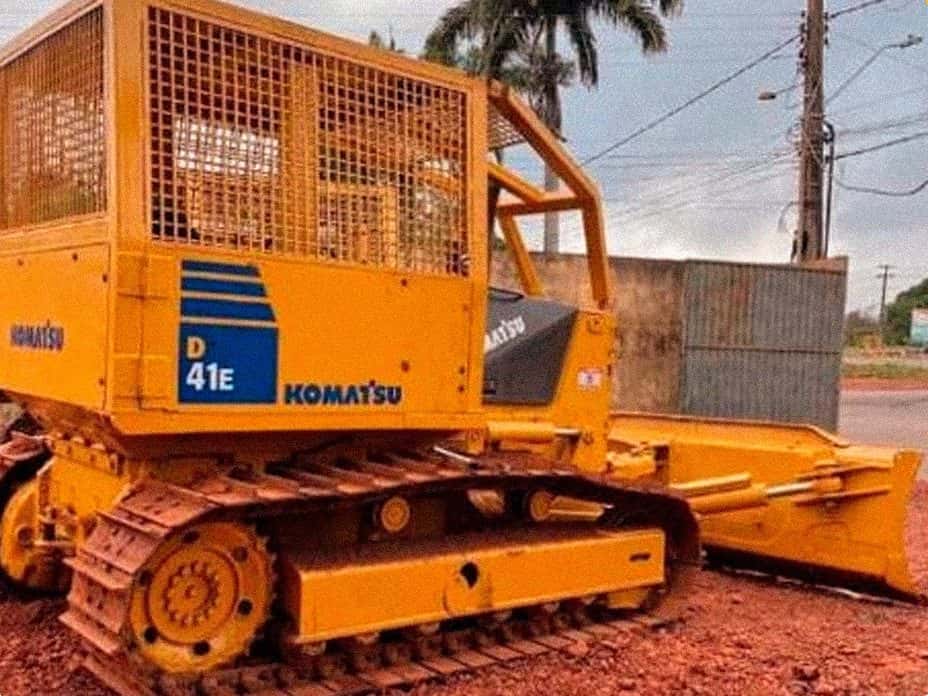 Trator de esteira Komatsu D41E com lâmina frontal, sobre piso de cascalho