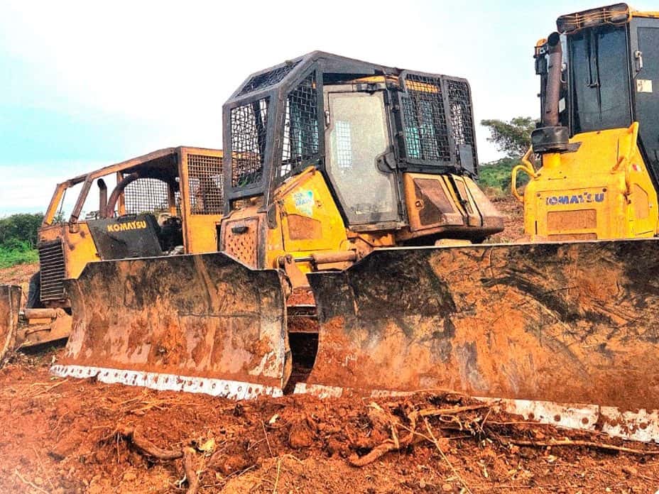 Tratores de esteira Komatsu D51 com lâmina, em área de terra vermelha recém-aberta